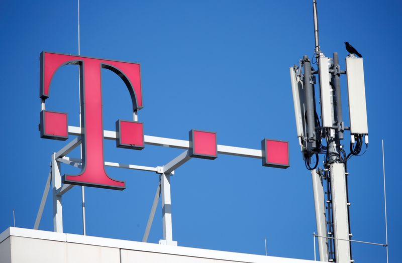 ARCHIV: Eine Krähe ruht auf den GSM-Mobilfunkantennen der Deutschen Telekom AG oben auf dem Hauptsitz des deutschen Telekommunikationsriesen in Bonn, Deutschland