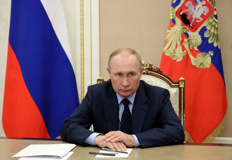 FOTO DE ARCHIVO: El presidente ruso, Vladimir Putin, en una reunión a través de una videoconferencia en el Kremlin