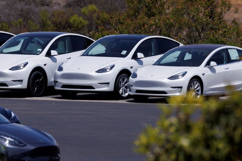 Imagen de archivo de vehículos eléctricos de Tesla en un centro de ventas y servicio en Vista, California