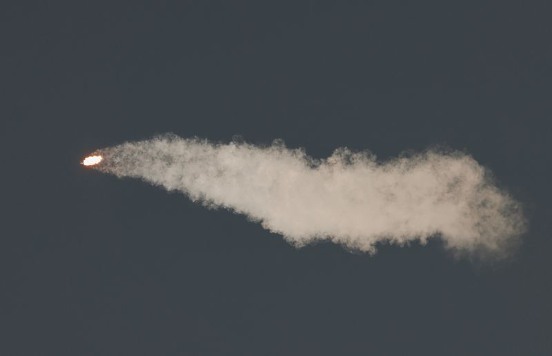 Un razzo Space X Falcon 9 decolla, con a bordo 53 satelliti Internet Starlink,