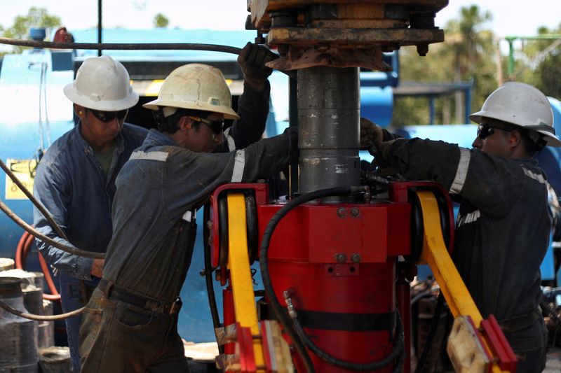 Imagen de archivo de técnicos de campos petroleros trabajando con un taladro en una plataforma de la petrolera estatal ecuatoriana Petroamazonas, en Tiputini