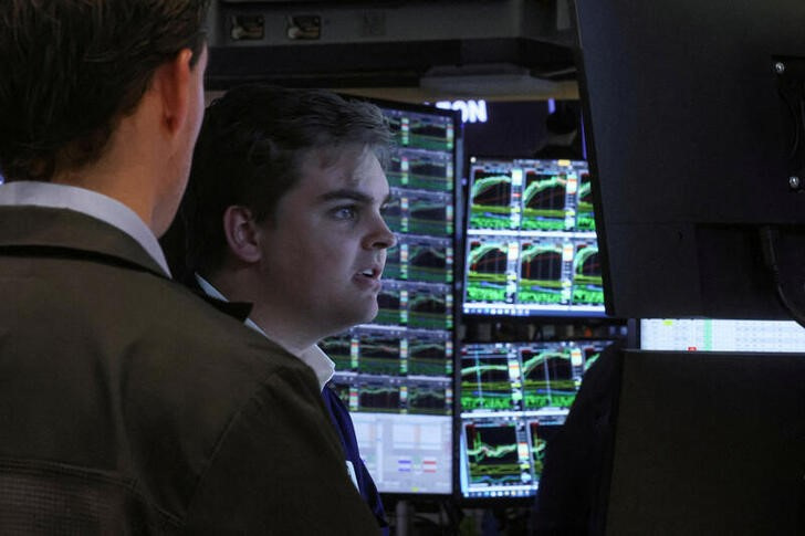 Imagen de archivo operadores trabajando en la Bolsa de Nueva York, EEUU. 20 julio 2022.