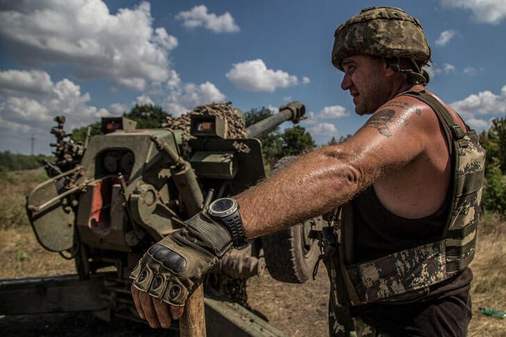 Un soldado ucraniano opera un obús D-30 cerca de la línea del frente en la región de Mykolaiv, Ucrania.