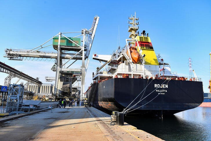 El buque Rojen, con 13.000 toneladas de maíz ucraniano, tras su atraco en el puerto de Rávena, Italia. 