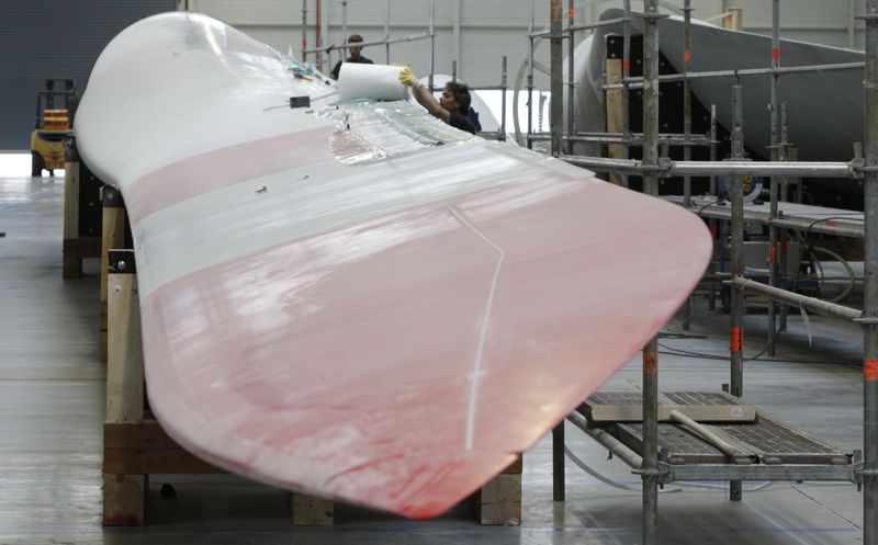 ARCHIV: Ingenieur arbeitet an einem Flügel in der Nordex-Fabrikhalle in Rostock