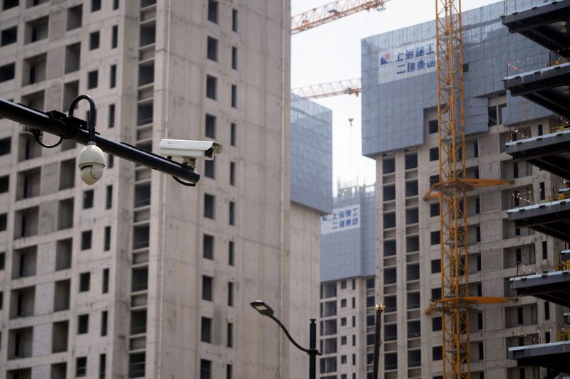 Cámaras de vigilancia cerca de edificios residenciales en construcción en Shanghái