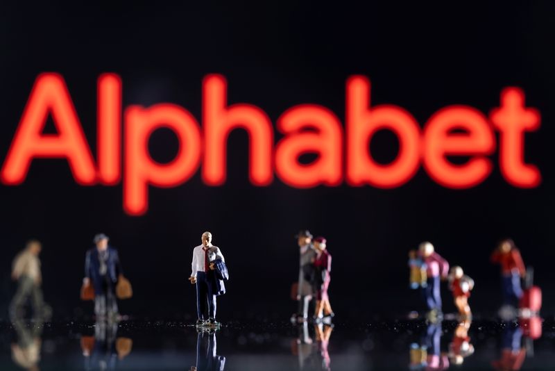 Photo d'illustration de figurines exposées devant le logo d'Alphabet