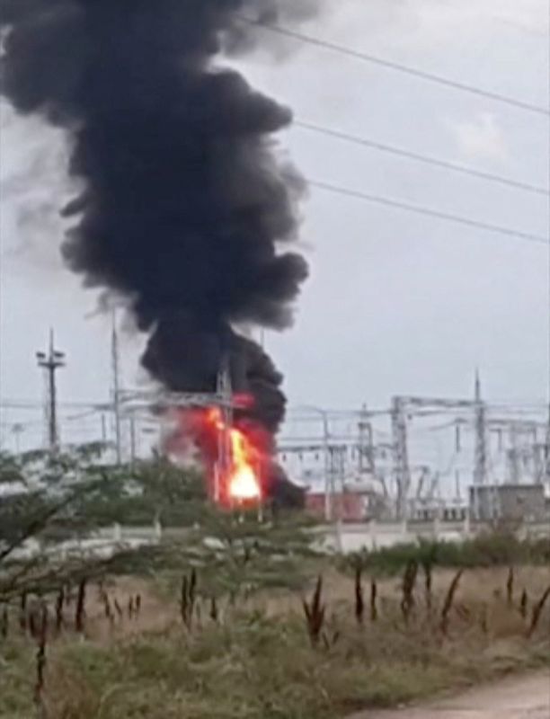 Humo que se eleva por encima de una subestación eléctrica transformadora, que se incendió tras una explosión en el distrito de Dzhankoi, Crimea