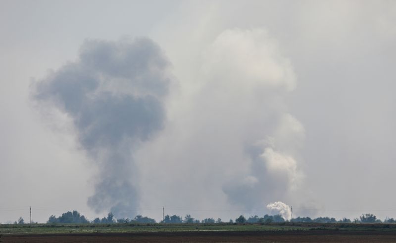 Nach einer angeblichen Explosion im Dorf Mayskoje im Bezirk Dzhankoi auf der Krim steigt Rauch auf