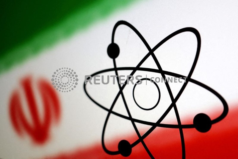 Illustrazione che mostra il simbolo dell'atomo sovrapposto alla bandiera iraniana