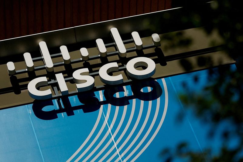 ARCHIV: Das Logo des US-Netzwerkriesen Cisco Systems ist vor dem Hauptsitz des Unternehmens in Issy-les-Moulineaux in der Nähe von Paris, Frankreich, zu sehen