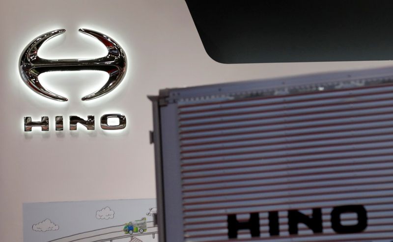 FOTO DE ARCHIVO. El logo de Hino Motors aparece en la 45ª edición del Salón del Automóvil de Tokio, en Tokio, Japón