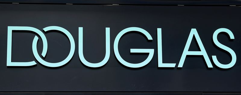 ARCHIV: Das neue Logo des Kosmetikhändlers Douglas wird in Frankfurt fotografiert