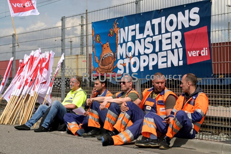 I lavoratori del porto di Amburgo scioperano per ottenere salari più alti