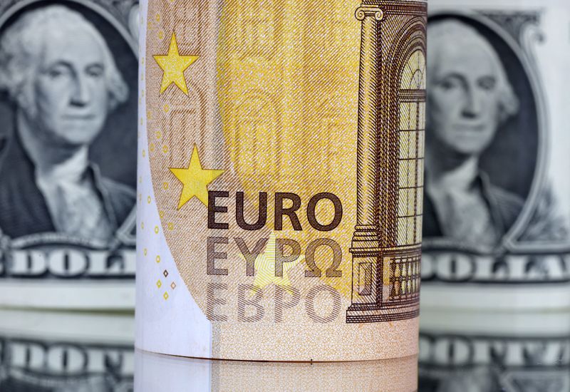 ARCHIV: Die Abbildung zeigt U.S. Dollar und Euro Banknoten