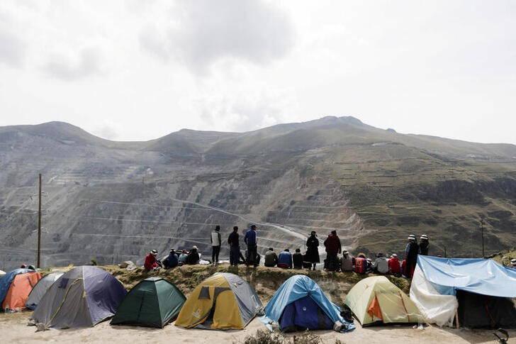 FOTO DE ARCHIVO: Miembros de comunidades indígenas acampan en la propiedad de la mina de cobre Las Bambas, en Las Bambas, Perú