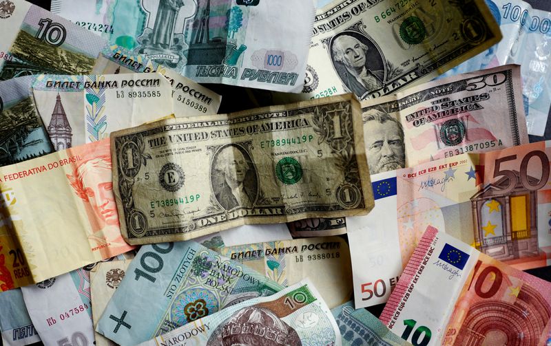Imagen de archivo ilustrativa de billetes de diferentes monedas, incluyendo el euro, el dólar estadounidense, la lira turca o los reales brasileños