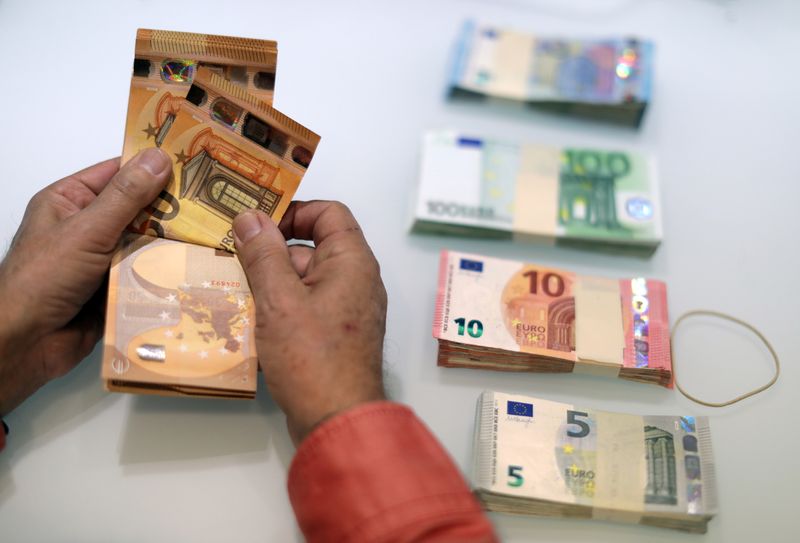ARCHIV: Ein Geldwechsler zählt Euro-Banknoten in einer Wechselstube in Nizza, Frankreich