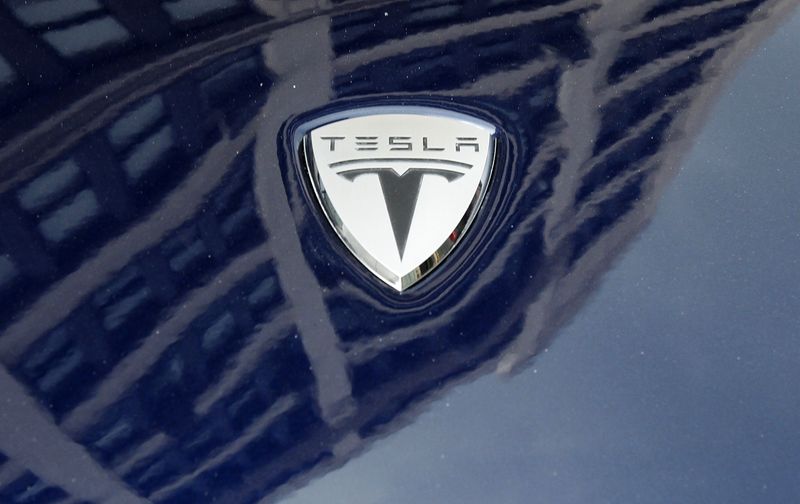 ARCHIV: Ein Logo von Tesla Motors auf einem Elektroauto-Modell ist vor einem Ausstellungsraum in New York zu sehen