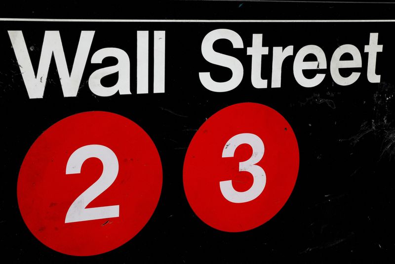 Un panneau indique la station de métro Wall Street dans le quartier financier de New York