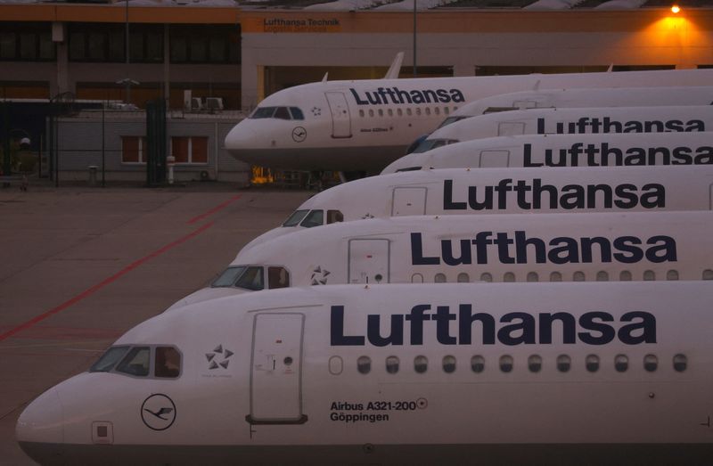 Diversi aeroplani Lufthansa presso l'aeroporto di Francoforte, in Germania