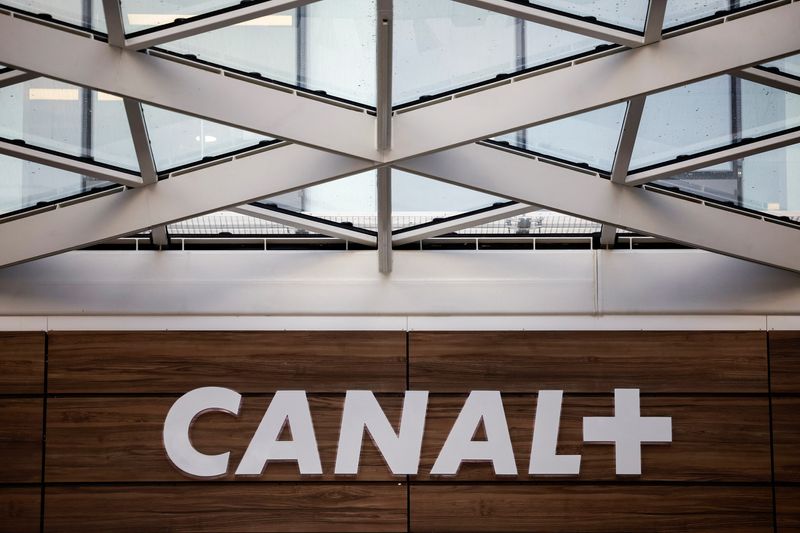 Le logo de Canal+ à l'extérieur d'un bâtiment à Issy-les-Moulineaux près de Paris