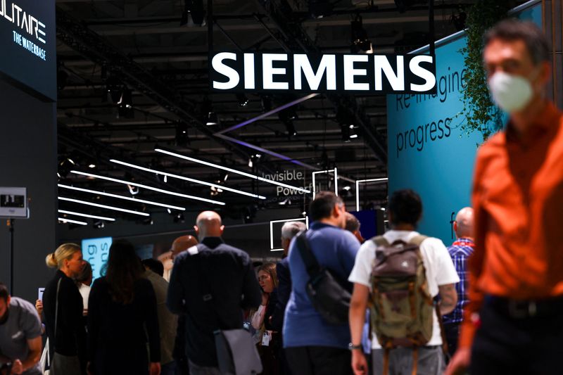 ARCHIV: Besucher laufen unter einem Siemens-Schild auf der Internationalen Funkausstellung (IFA) in Berlin, Deutschland