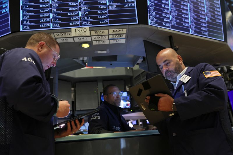 Des traders travaillent à la Bourse de New York