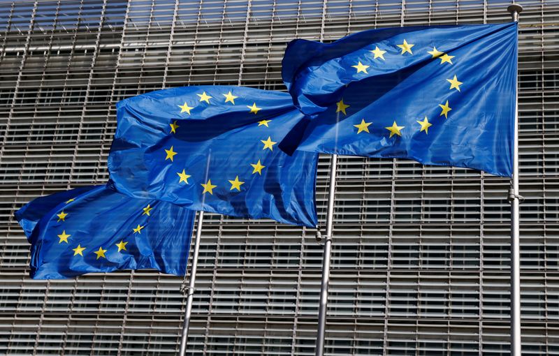 Bandiere Ue davanti alla sede della Commissione europea a Bruxelles