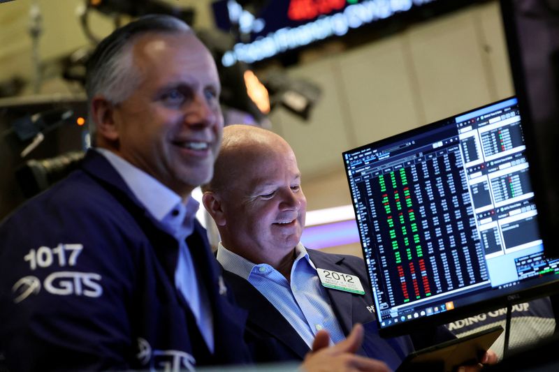 Des traders travaillent à la Bourse de New York (NYSE) 