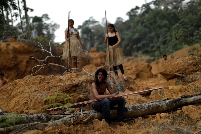FOCO DE ARCHIVO-Miembros de la comunidad indígena mura muestran un área deforestada en sus tierras cerca de Humaita, en el estado brasileño de Amazonas. FOTO DE ARCHIVO. Agosto, 2019. REUTERS/Ueslei Marcelino