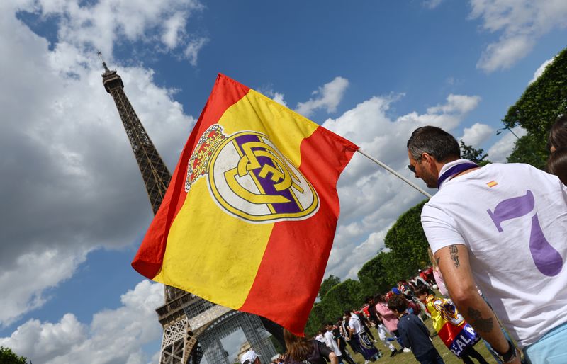 Fútbol - Liga de Campeones - Final - Un aficionado del Real Madrid con una bandera frente a la Torre Eiffel antes de la final de la Liga de Campeones en París