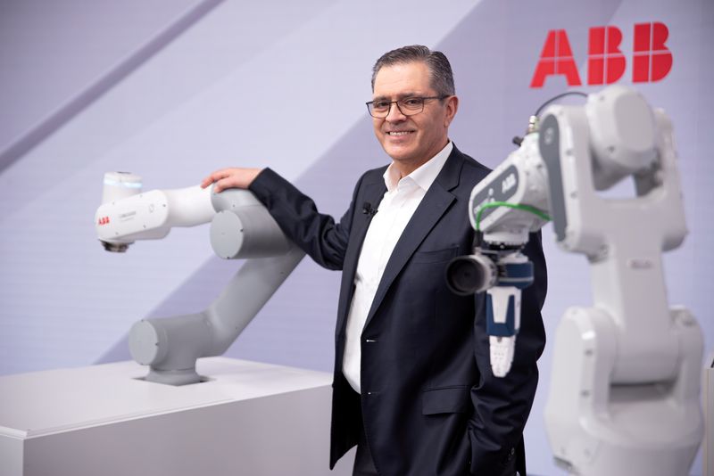 ARCHIV: Sami Atiya, Leiter des ABB-Geschäftsbereichs Robotik und diskrete Automation, posiert neben Robotern in Zürich, Schweiz