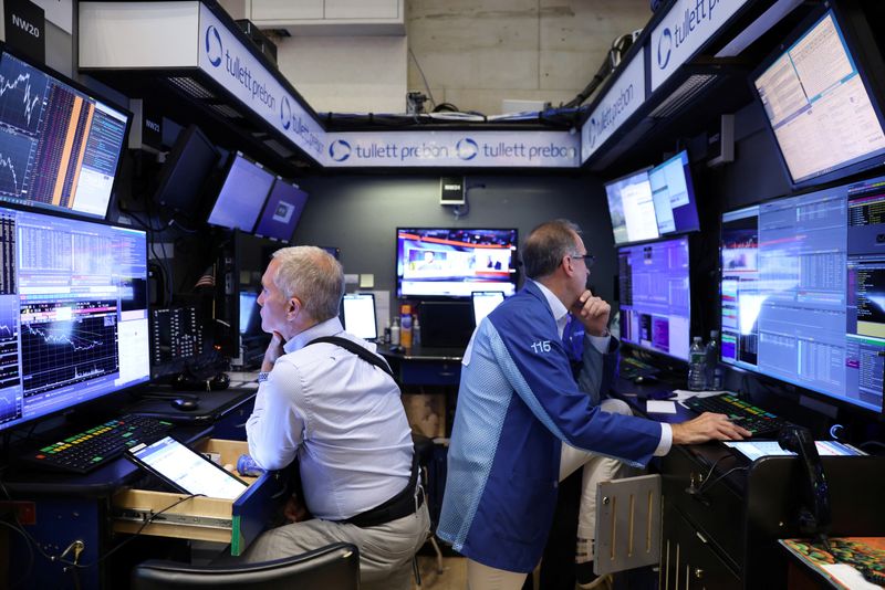 Des traders travaillent dans la salle des marchés de la Bourse de New York (NYSE) à Manhattan