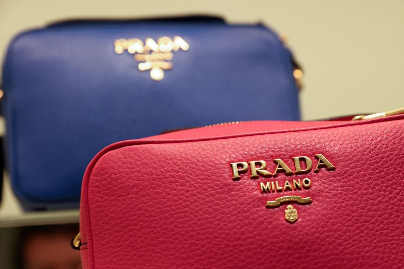 Il logo Prada su due borsette in mostra a New York, Usa