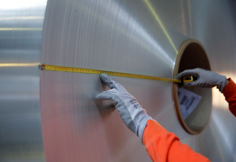 FOTO DE ARCHIVO. Un trabajador mide el diámetro de una bobina de aluminio en la unidad de producción de la empresa de productos de aluminio Neuf-Brisach Constellium en Biesheim, al este de Francia