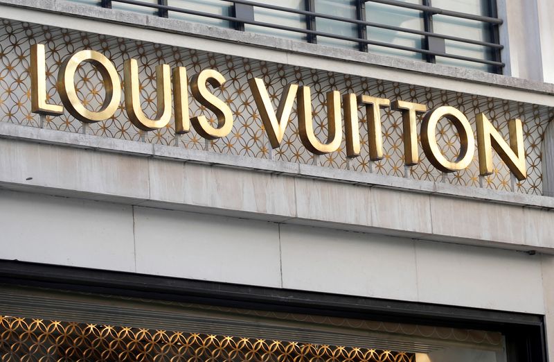 Il logo di Louis Vuitton, marchio di proprietà di LVMH, sulla parete di un negozio a Parigi