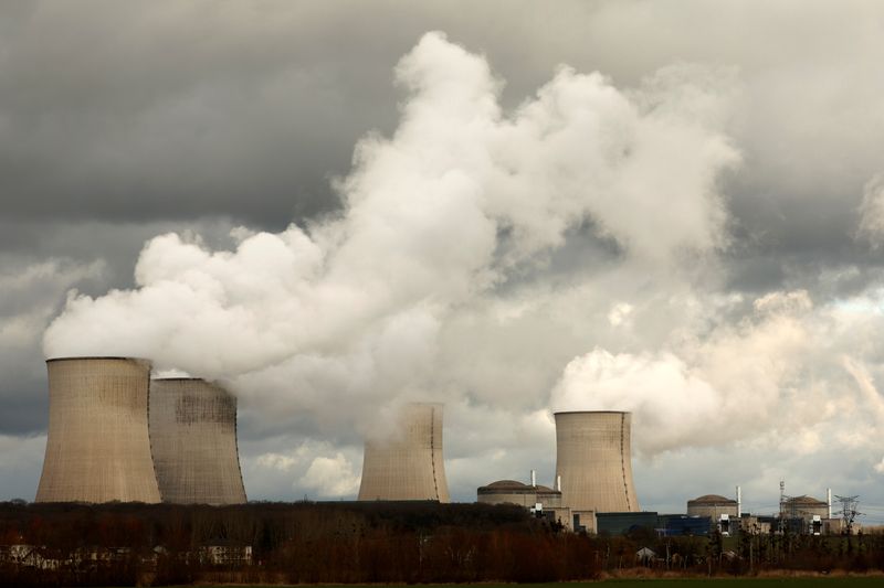 Les tours de refroidissement et les réacteurs de la centrale nucléaire d'Électricité de France (EDF)