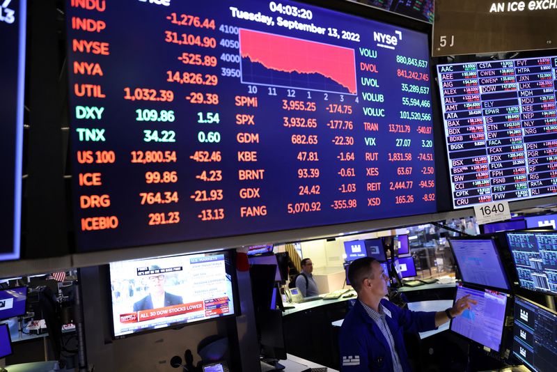 Un écran de la salle des marchés affiche l'indice Dow Jones Industrial Average à la Bourse de New York 