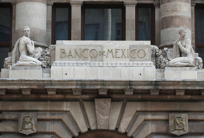 El Banco de México se acerca al final del ciclo de aumento de tasas, pero ve las consecuencias económicas, según un miembro de la junta.