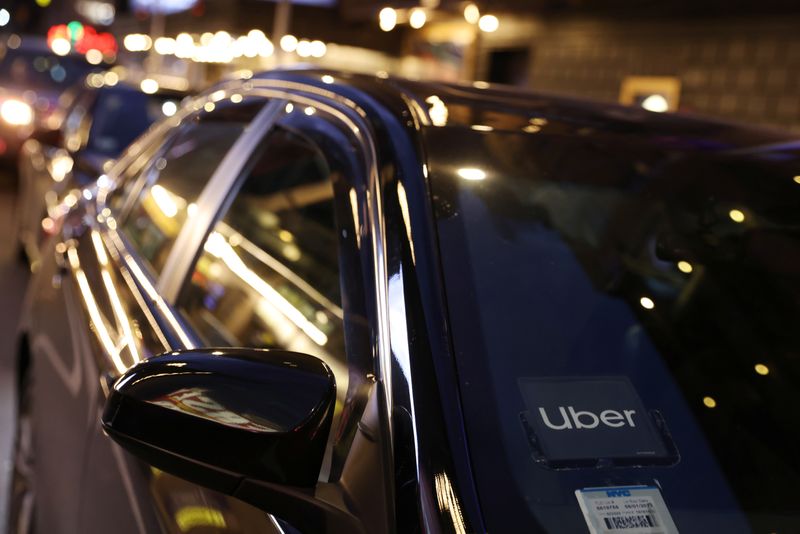 FOTO DE ARCHIVO: El logotipo de Uber Technologies se ve en un vehículo en Manhattan, Nueva York
