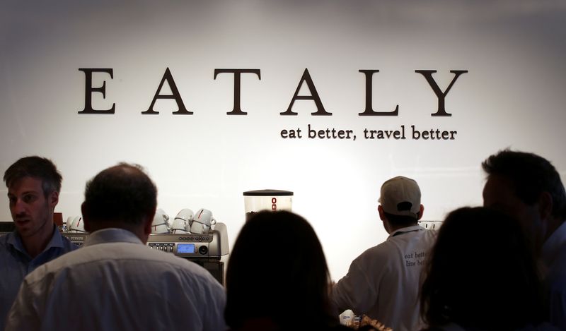 Il logo di Eataly è visibile all'interno del nuovo ristorante vicino a un'autostrada a Modena