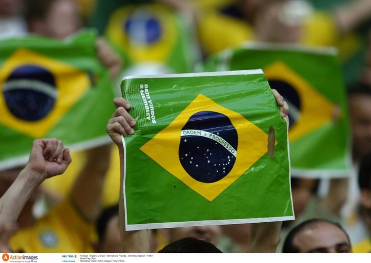  Foto de archivo ilustrativa de banderas de Brasil en un partido de fútbol 