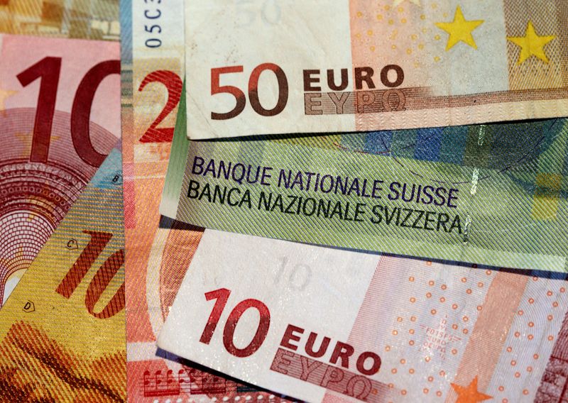 Le banconote dell'euro e del franco svizzero in questa foto illustrativa