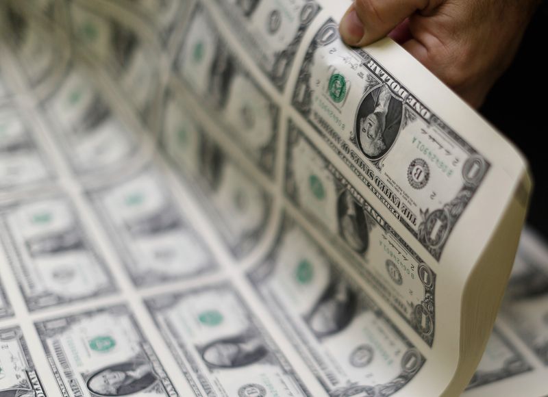 FOTO DE ARCHIVO: Billetes de un dólar de los Estados Unidos en la Oficina de Grabado e Impresión en Washington el 14 de noviembre de 2014