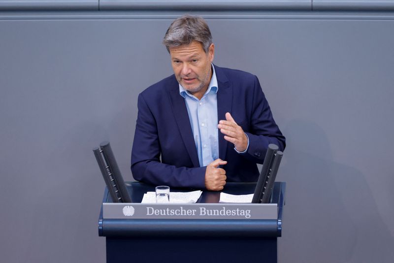 El ministro de Economía alemán, Robert Habeck, habla a los miembros de la Cámara Baja del Parlamento alemán, o Bundestag, durante un debate sobre el suministro de energía, en Berlín