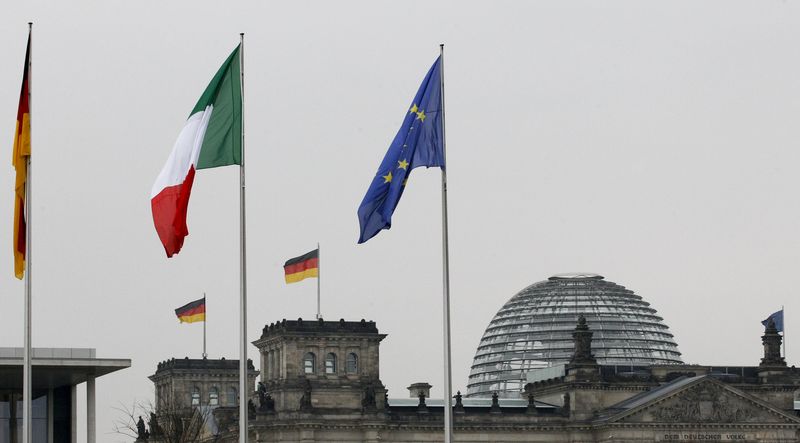 Bandiere della Germania, dell'Italia e dell'Unione europea a Berlino