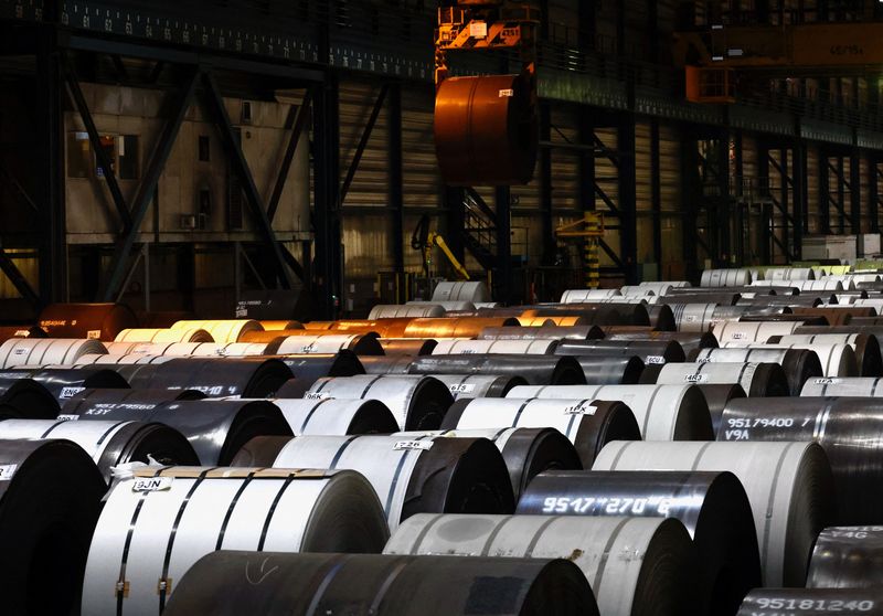 Bobinas de metal inoxidable en la planta belga del fabricante de acero inoxidable Aperam