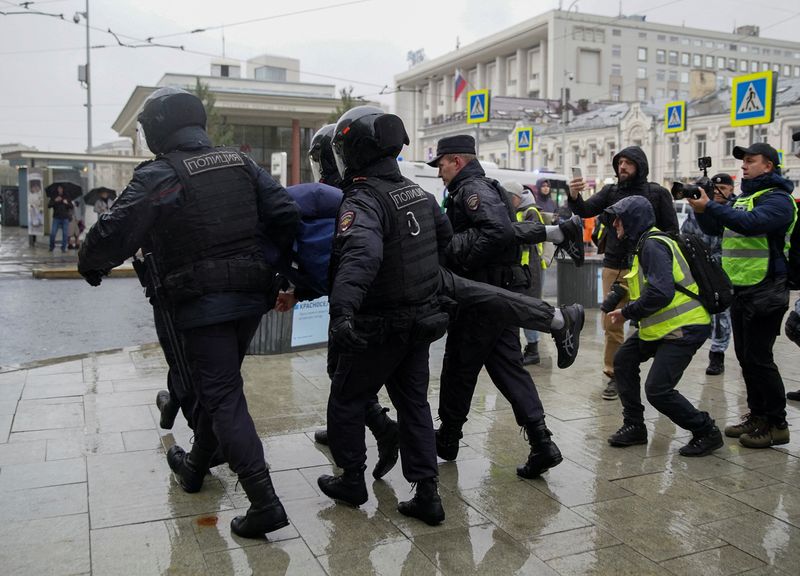 Agentes de la policía rusos detienen a una persona durante una concentración en Moscú