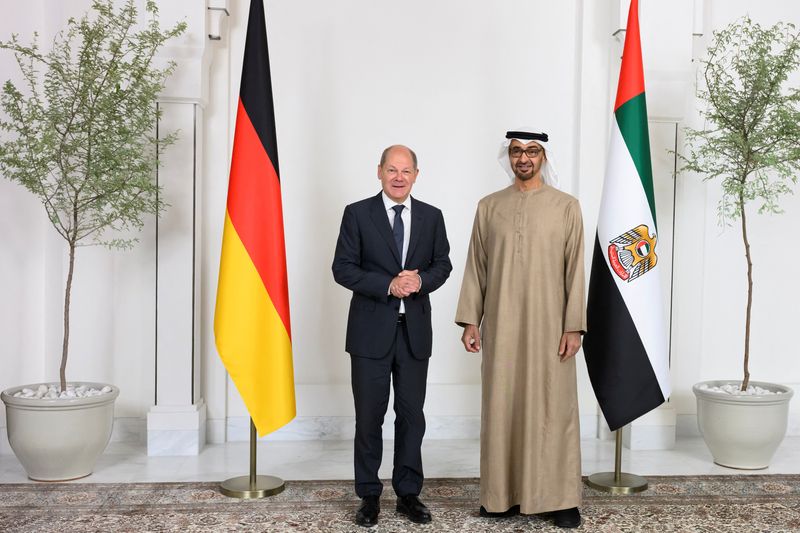 Photo du président des Émirats arabes unis, le cheikh Mohamed ben Zayed al Nahyane, avec le chancelier allemand Olaf Scholz